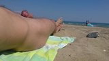 Acostado desnudo en la playa snapshot 2