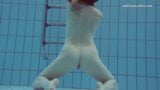 La ragazza in costume da bagno rosa Lera mostra il corpo nudo sott'acqua snapshot 15