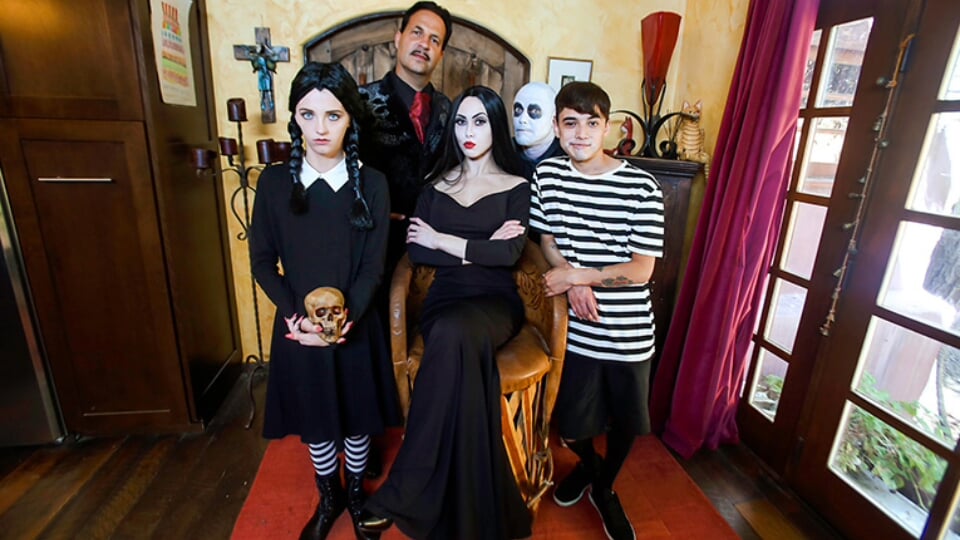 Lovituri de familie - petrecerea costumelor se transformă în festival de futai dur în noaptea de Halloween