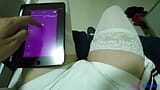 Plug SISK et jouer sa sodomie avec un vibromasseur violet sous sa jupe blanche. snapshot 13