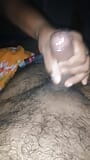 श्री देसी आंटी तब तक हाथों से चुदाई देती है जब तक कि वह वीर्य नहीं छोड़ देता और बड़े काले लंड को लंड चुसाई देने से पहले अपनी बड़ी काली पत्नी के स्तन दिखाता है snapshot 10