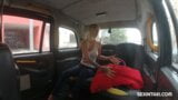 Heiße Blondine im Taxi ausgezogen snapshot 4