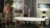 Massagetherapeut verleidt zilveren papa, voordat ze op een pik rijdt snapshot 3
