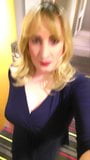 Crossdresser che cammina in hotel snapshot 2