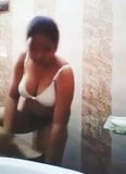 Desi indische Tante badet, indisches Ehefraubad, Hausfrauenbad snapshot 4