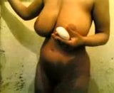 巨乳のアラブ人女性がシャワーを浴びる snapshot 2