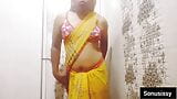 Quente crossdresser indiana sonusissy em amarelo saree snapshot 1