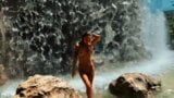 Monika Fox posa nuda sotto una cascata snapshot 3