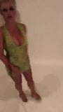 Britney Spears decote em roupa verde snapshot 2