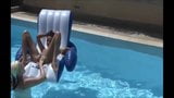 elle fist sa copine dans la piscine snapshot 2