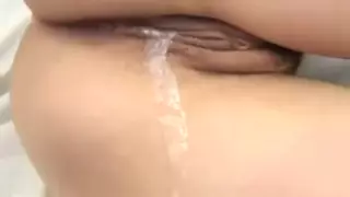 Men etagimni yuqoriga kotardim va u erda juda seksual külotlar bor edi.