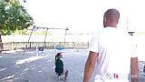 Süper küçük bebek muequita, minyon vücudunu barcelona sokaklarında gösteriyor snapshot 2