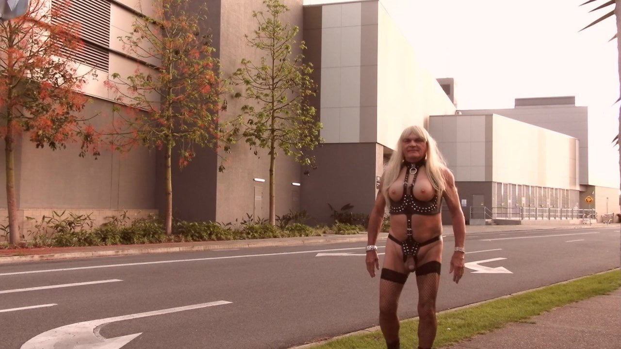 Sissyslutbecky在公共场合穿着淫荡的皮衣