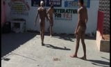 Ragazzi brasiliani che giocano a calcio nudo snapshot 3