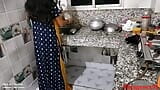 Rijpe Indische seks door Bengali Boudi met keuken (officiële video door Villagesex91) snapshot 3