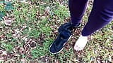 Pieds nus sur la prairie traite les seins nus snapshot 2