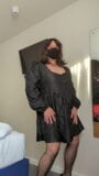 Crossdresser danst in een nieuwe jurk snapshot 3