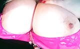 Jugando con mis tetas ii en sujetador rosa snapshot 1