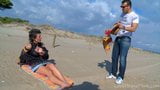 Amateur krijgt meer dan zonnebaden op het strand snapshot 2