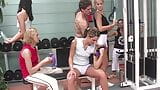 Beş fit hatun bir spor salonunda bir adamla anlaşıyorlar snapshot 1