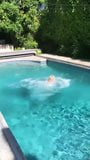 Lindsey vonn en un bikini con estrellas saltando en una piscina snapshot 3