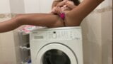 Masturbation de chatte chauve dans le bain snapshot 6