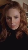 Karen Gillan gra na pianinie snapshot 1