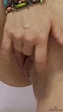 濡れたマンコを指マンするホットな女の子-女性ソロ snapshot 4