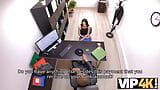 Vip4k. Une femme se fait défoncer par le prêteur excité dans l'espoir d'une réduction snapshot 4