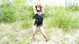 Sexy ruiva crossdresser está provocando e mijando snapshot 5