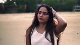 Bhanu in hete fotoshoot op het strand snapshot 3