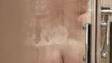 Les seins de la femme sous la douche snapshot 10