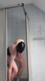 Latex Einlauf Sklave spielt mit aufblasbaren Einlauf Anal Plug snapshot 7