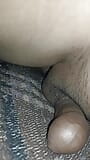 Masturbándose en cama snapshot 9