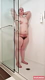 Mollige milf die na het werk een hete douche neemt snapshot 13