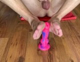 Footjob! Schwuler Twink wichst riesigen Bad Dragon Dildo snapshot 5