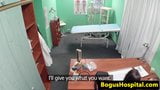 Неверная пациентка соблазняет доктора поедать киску snapshot 5