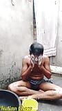 Un gay indien excité se baigne à poil en public et montre sa grosse bite snapshot 4