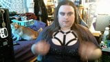 Mollige gothic femboy enby flirt en toont haar sexy tepels snapshot 1