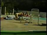 La miLF bionda ama essere sbattuta duramente all'aperto a bordo piscina snapshot 11