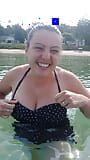 Mostrando mis grandes tetas en la playa pública snapshot 7