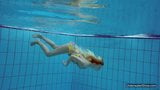 Milana Voda, adolescente brune la plus sexy, nage dans la piscine snapshot 4