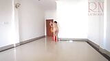 Une femme de ménage nue nettoie les espaces de bureau. femme de ménage sans culotte. snapshot 13