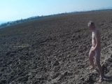 Chico desnudo masturbándose en el campo snapshot 5