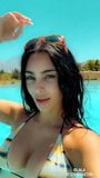 Kim kardashian y la la anthony en bikini en la piscina snapshot 1