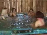 Petrecere lesbiană la piscină snapshot 2
