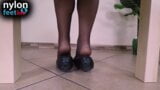 Close-up dos pés de petra e das solas de náilon durante uma brincadeira de sapato snapshot 2