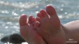 여름 바다 해변에서 맨발로 다리를 벌리는 여주인 snapshot 1