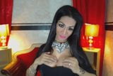 Transsexual selvagem insere garrafa no cu snapshot 2