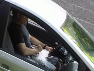 Mașină care se masturbează și ejaculează într-o parcare - vedere ...
